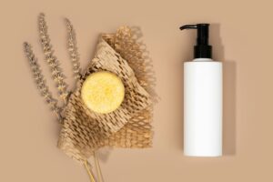 Comparison of a solid shampoo bar in a Honeycomb Paper with a liquid shampoo